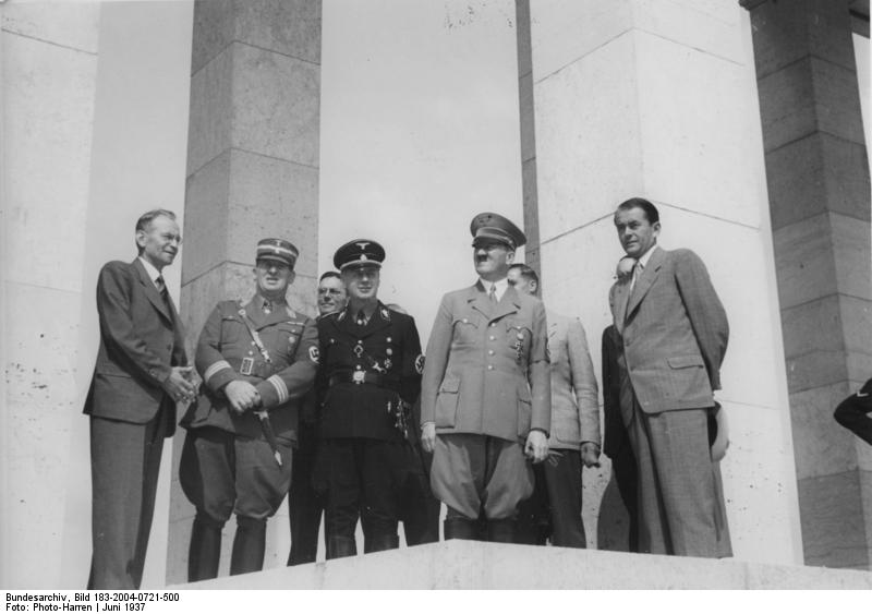 Soubor:Bundesarchiv Bild 183-2004-0721-500, Nürnberg, Adolf Hitler und Albert Speer.jpg