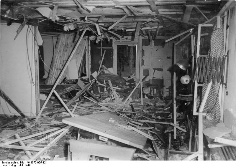 Soubor:Bundesarchiv Bild 146-1972-025-12, Zerstörte Lagerbaracke nach dem 20. Juli 1944.jpg