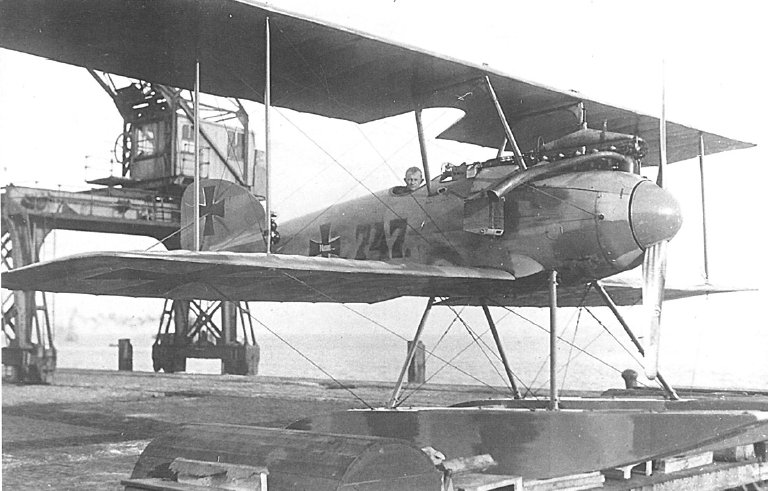 Soubor:Albatros W.IV No747 01.jpg
