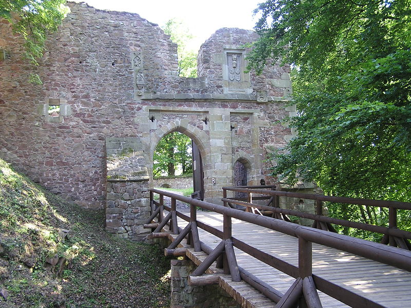 Soubor:Litice castle entering gate.JPG