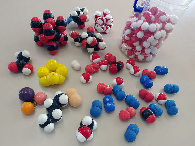 Soubor:Molecule models.jpg