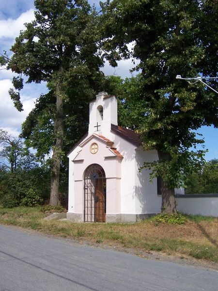 Soubor:Březová-Oleško, Oleško, kaplička.jpg