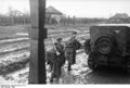 Bundesarchiv Bild 101I-269-0219-24, Russland, Soldaten auf nasser Strasse.jpg