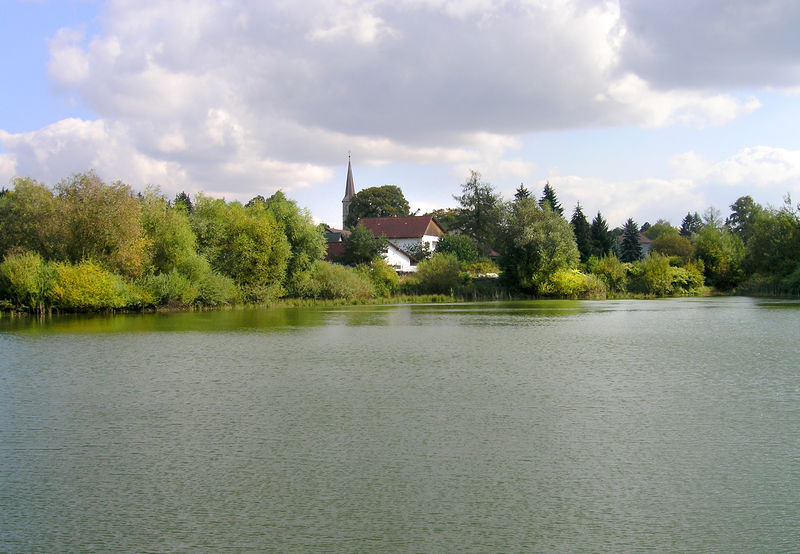 Soubor:Mukařov, Návesní Pond.jpg