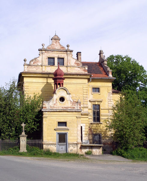 Soubor:Škola a kaple, Hedčany.jpg