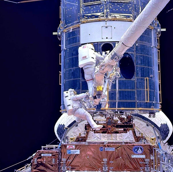 Soubor:Upgrading Hubble during SM1.jpg