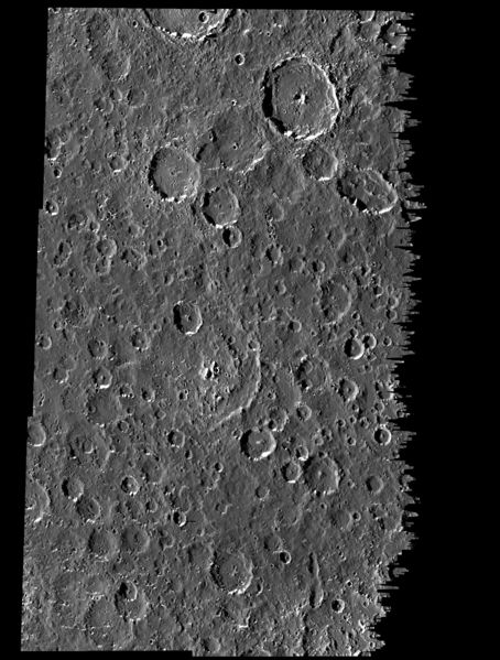 Soubor:Cratered plains PIA00745.jpg