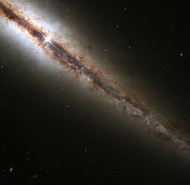 Soubor:NGC 4013HSTPart.jpg