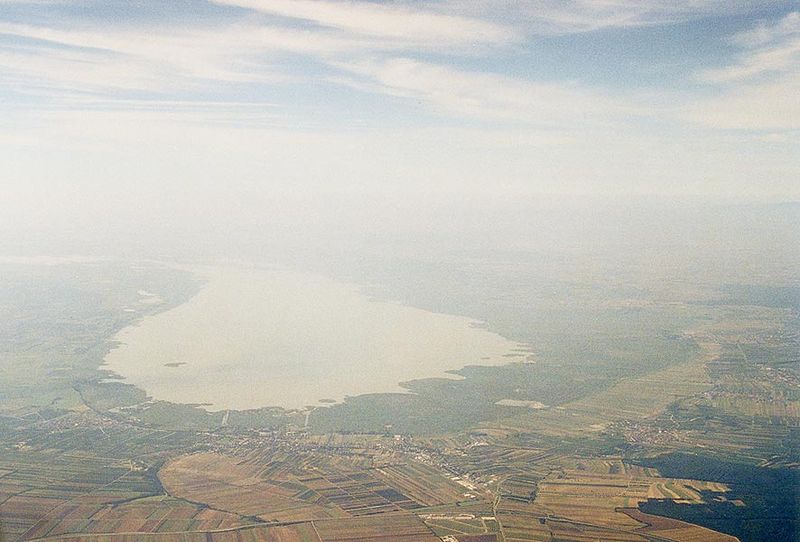 Soubor:Austria Neusiedlersee flyby.jpg