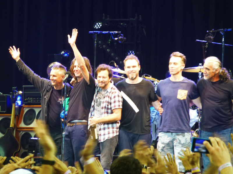 Soubor:PearlJam-Oakland-2013.jpg