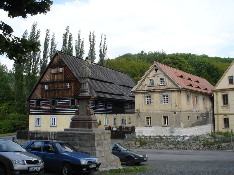 Soubor:Zubrnice Baroque Water well.JPG