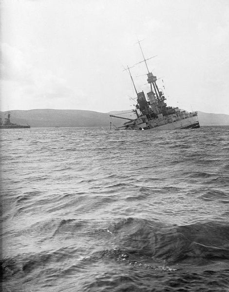 Soubor:SMS Bayern sinking.jpg