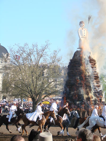 Soubor:Sechselauten 2007 Boegg Burning.JPG