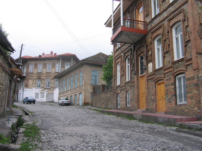 Soubor:Street in Shaki.jpg