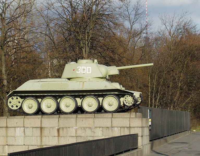 Soubor:Sowjetisches Ehrenmal (Berlin-Tiergarten) Panzer.jpg