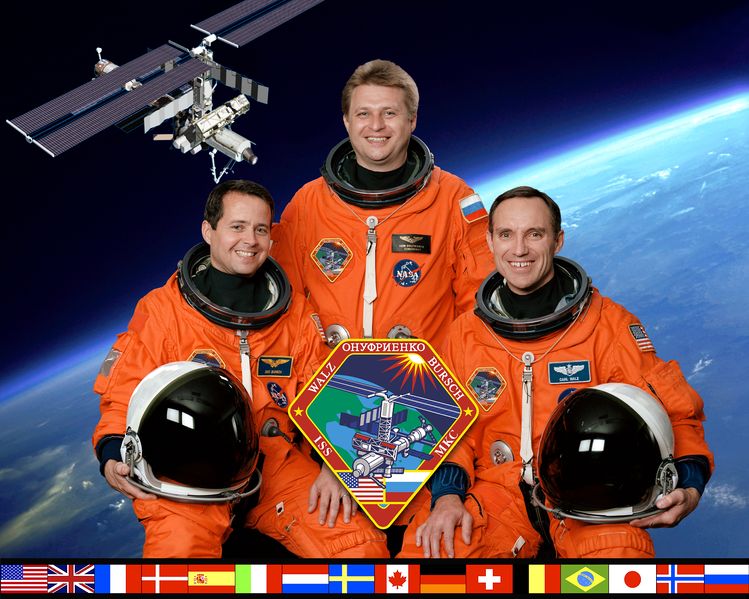 Soubor:ISS Expedition 4 crew.jpg