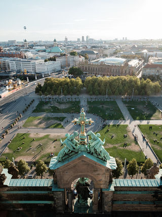 Blick vom Berliner Dom auf den Lustgarten und die Skyline von Mitte.