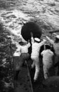 Bundesarchiv Bild 101II-MN-1559-33, Auf See, beim Minen legen.jpg