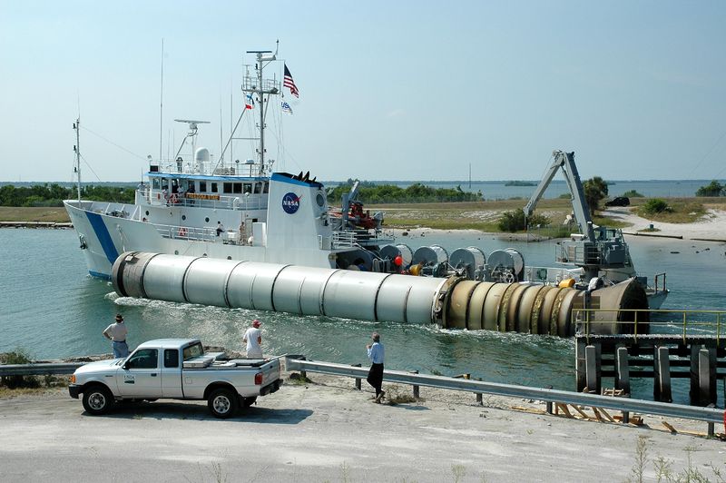 Soubor:STS-114 booster recovery.jpg