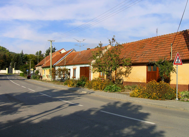 Soubor:Diváky, main street.jpg