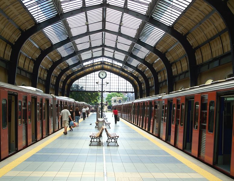 Soubor:Athens Metro Piraeus station.jpg