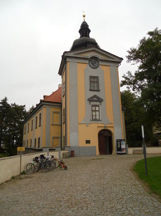 Zámecký areál Ctěnice spadá do katastrálního území Vinoř a je součástí Prahy 9.