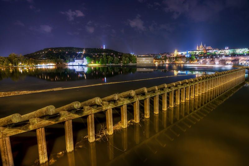 Soubor:Night in Prague-theodevil.jpg