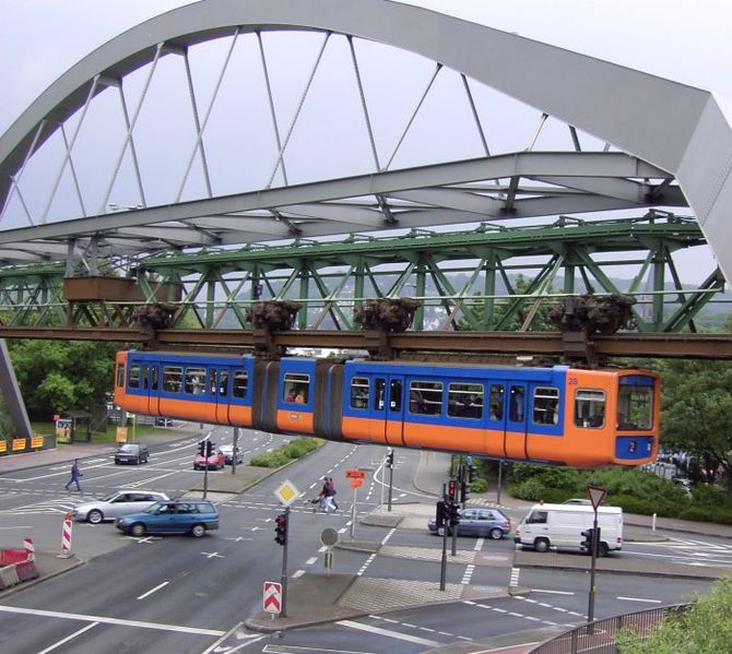 Soubor:Schwebebahn ueber Strasse.jpg