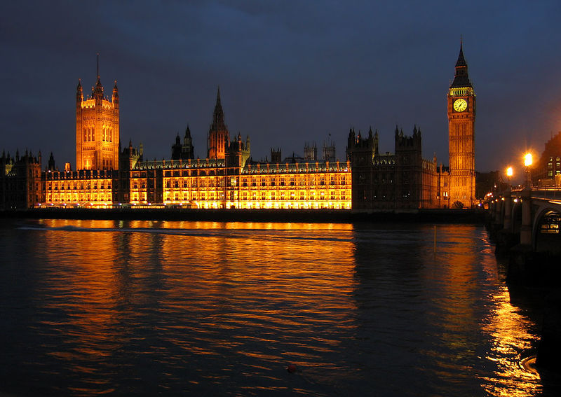 Soubor:PalaceOfWestminsterAtNight.jpg