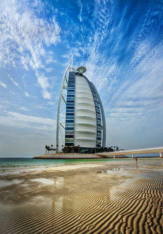 Burdž al-Arab je luxusní hotel, který byl otevřen 1. 12. 1999