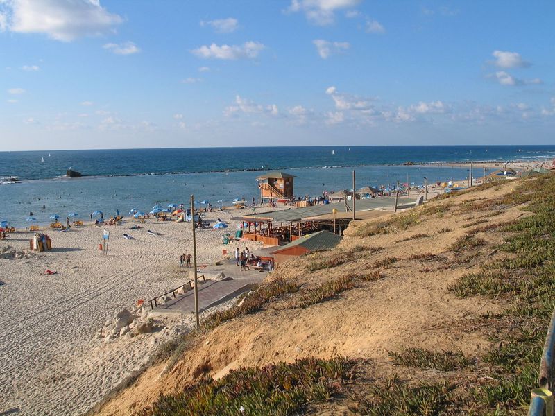 Soubor:Bat-Yam-beach-north.jpg