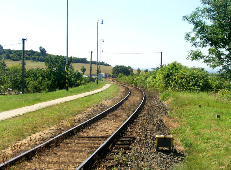 Soubor:Trnovany, Train Stop.jpg