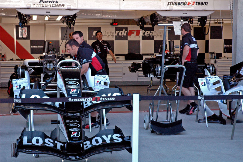 Soubor:Minardi garage.jpg