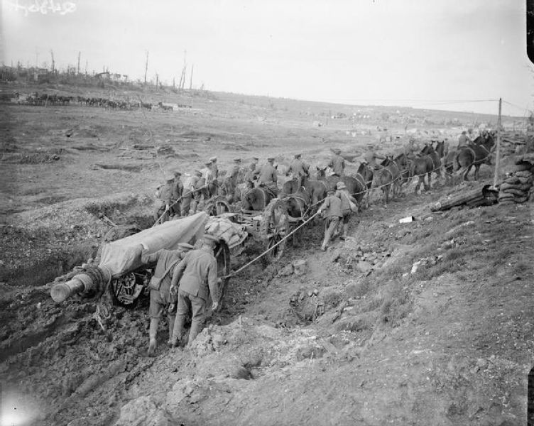 Soubor:60PounderManhandledBazentinLePetitOctober1916.jpg