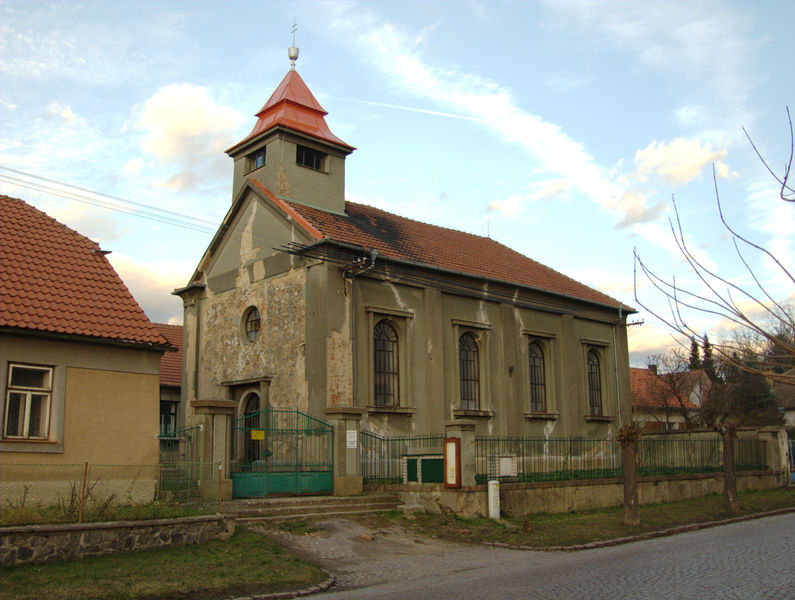 Soubor:Plaňany, husitský kostel.jpg