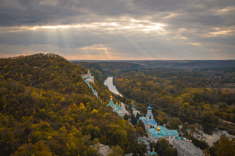 Soubor:Svjatogorsk, Lavra 3.jpg