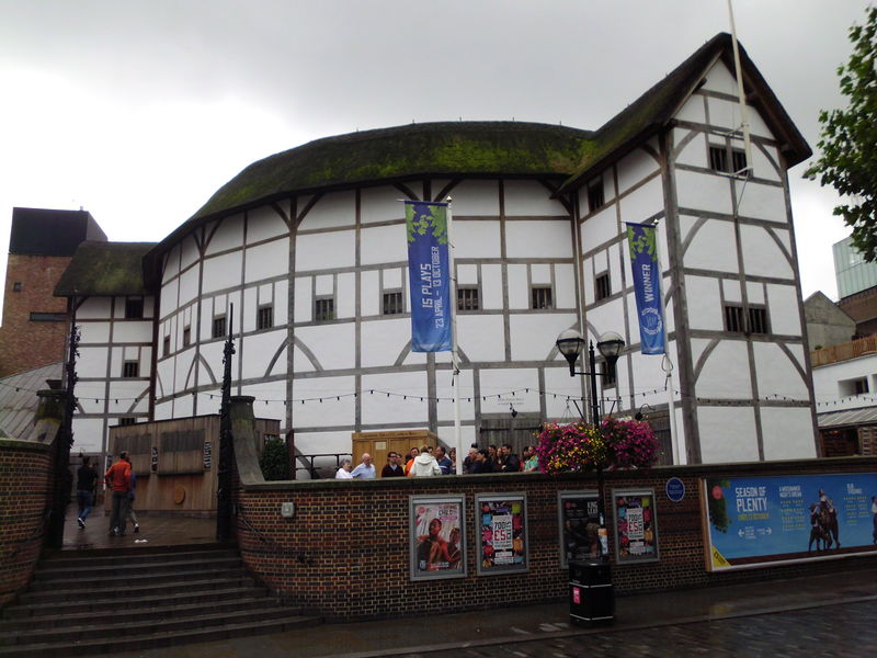 Soubor:Shakespeare's Globe Theatre 2013.JPG