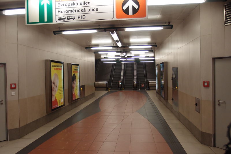 Soubor:Bořislavka metro station 2016Z04.JPG