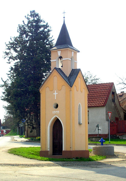 Soubor:Veleň, Mírovice, Bell Tower.jpg