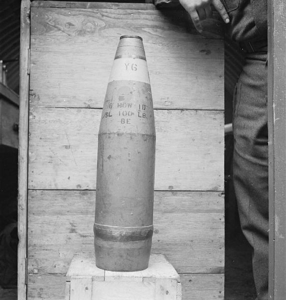 Soubor:6inchHowitzerChemicalShell1943.jpg