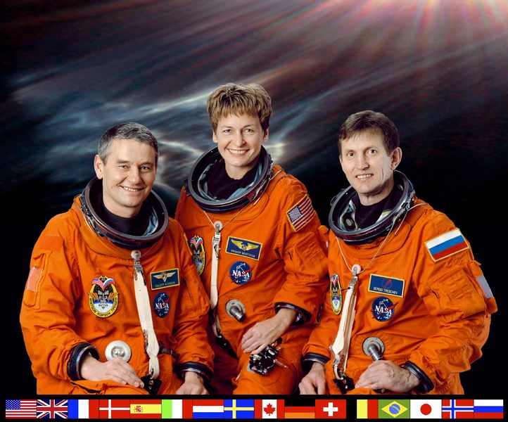 Soubor:ISS Expedition 5 crew.jpg