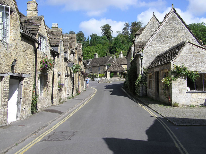 Soubor:Castle.combe.mainstreet.arp.jpg