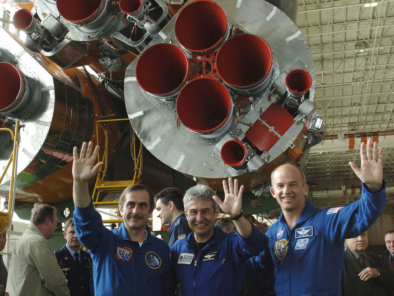 Soubor:Expedition 13 crew2.jpg