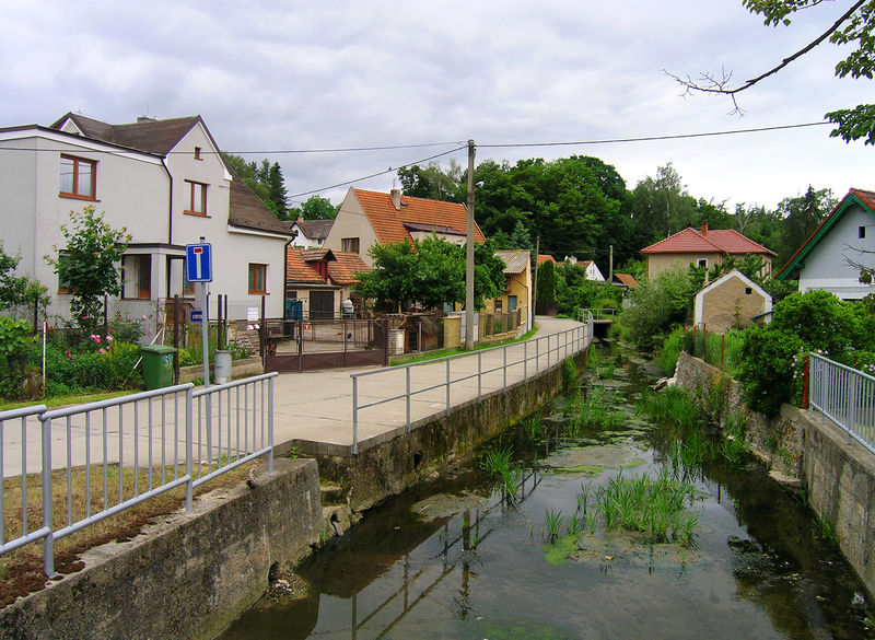 Soubor:Dobřejovice, U Potoka str.jpg