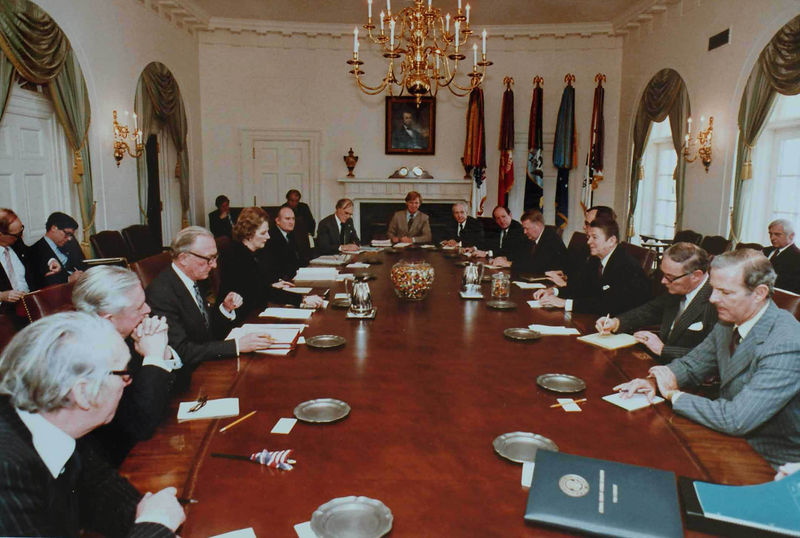 Soubor:Reagan-Thatcher cabinet talks.jpg