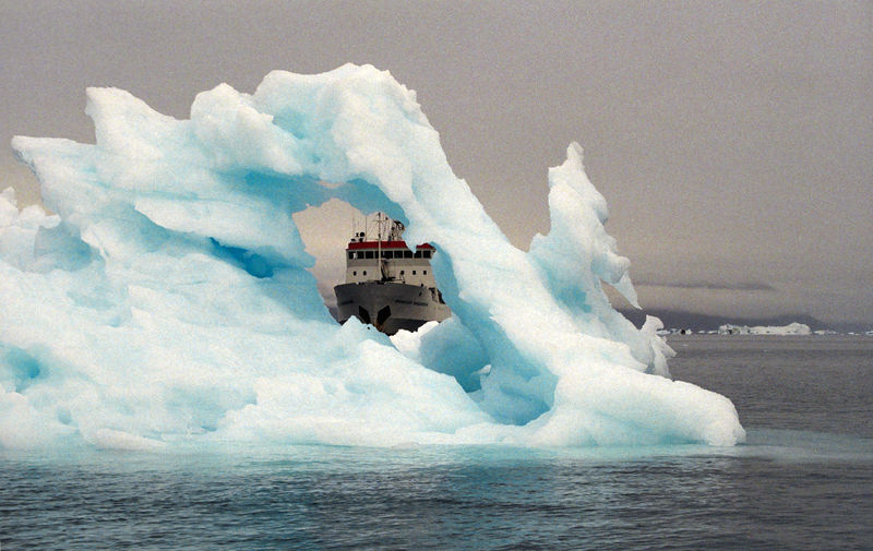 Soubor:Greenland, Iceberg's window (js)1.jpg