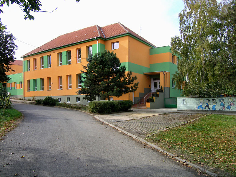 Soubor:Krumvíř, elementary school.jpg