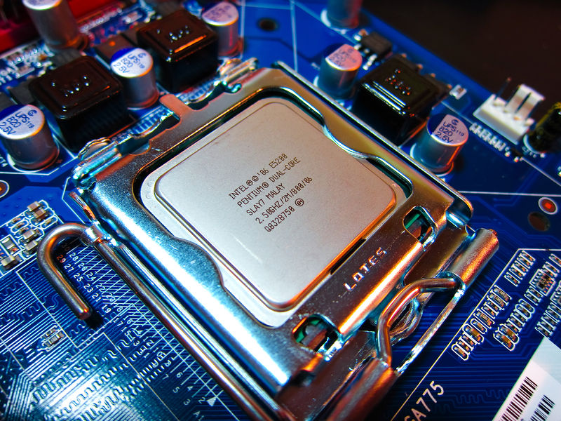 Soubor:Intel E5200 -1 (4233673443).jpg