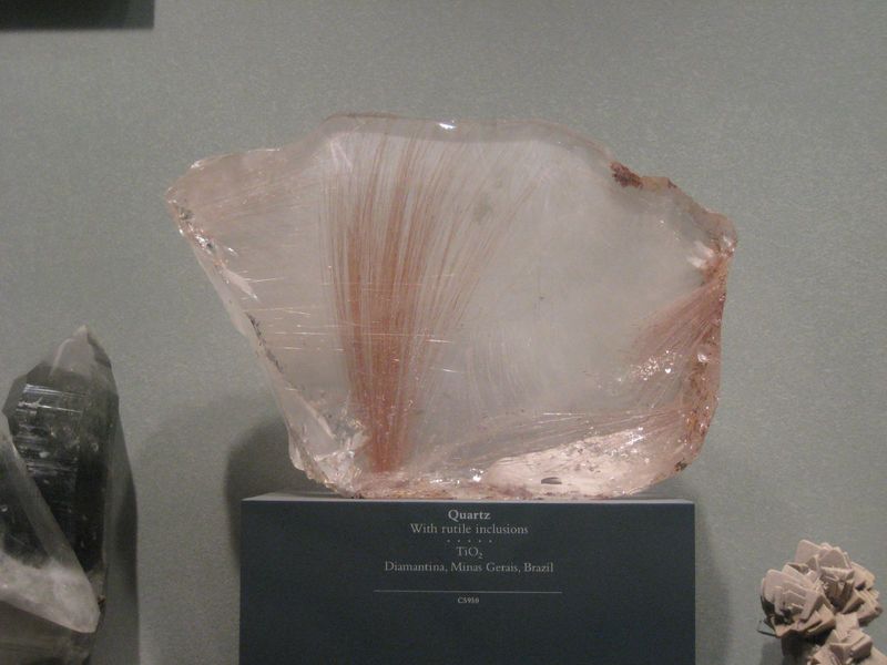 Soubor:Quartz with Rutile Inclusions.jpg