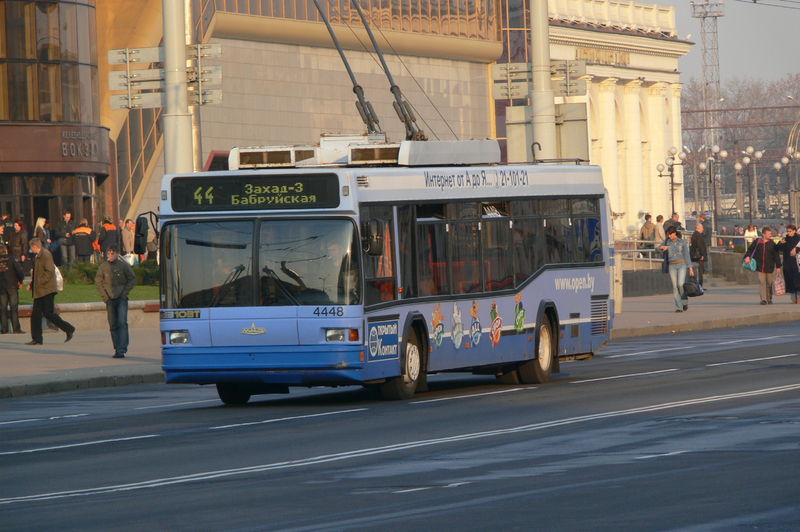 Soubor:MAZ-103t in Minsk.JPG